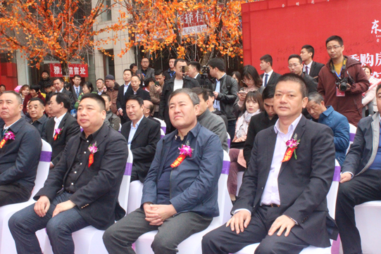 04、商会领导王永祥、张伟民、王少峰在购房节上.jpg