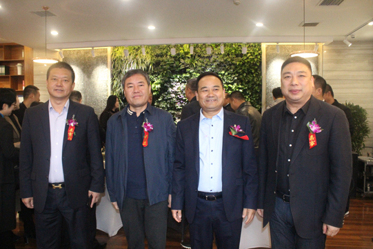 12、商会领导王永祥、张伟民、王少峰、郭文杰在购房节合影留念.jpg