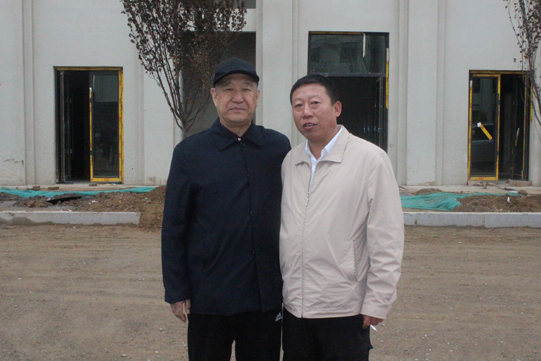 08、老党员赵玉成与冉荣杰会长在植树工地合影.JPG