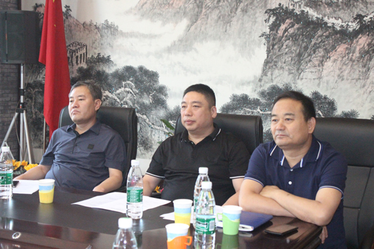 03、会长王永祥、监事长王少峰、常务副会长郭文杰在主席台上.JPG